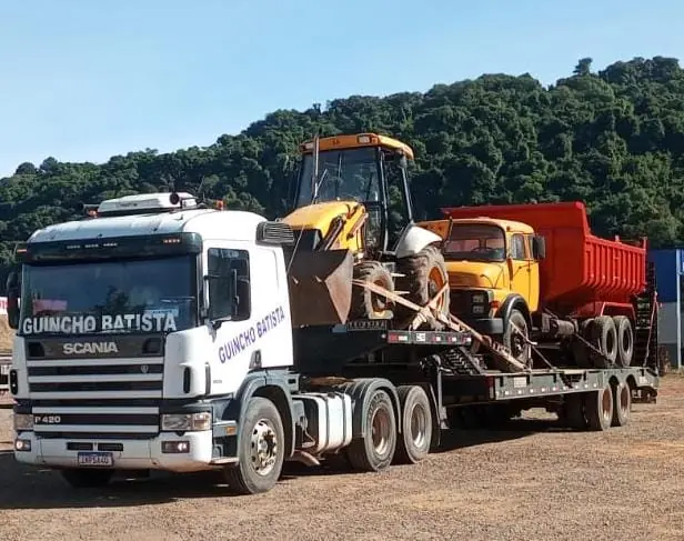 Guincho Batista transportando máquinas e caminhão em uma operação de linha pesada