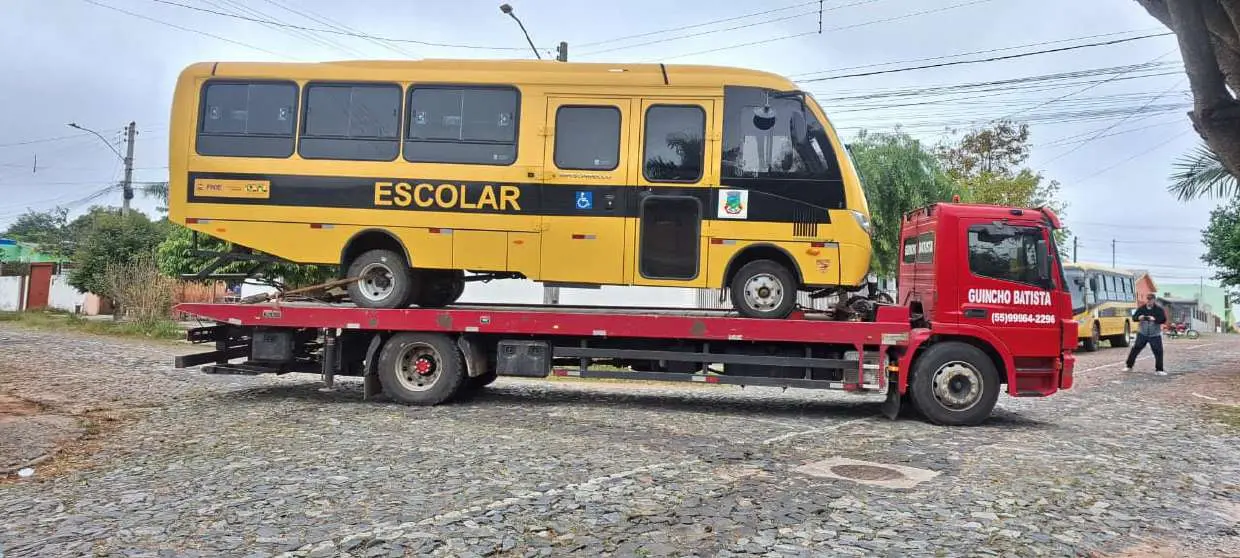 Transporte de ônibus escolar